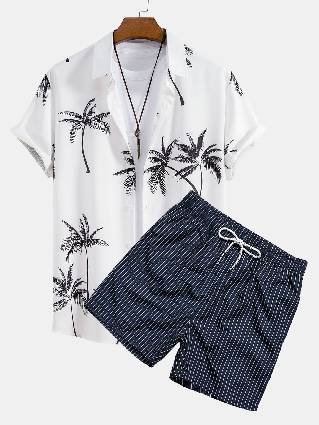 Hemd mit Palmenmuster und gestreiften Shorts zum Schwimmen