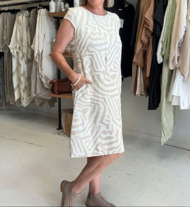 Solina™ – Kleid mit Rundhalsausschnitt und wunderschönem, bauchbedeckendem Print