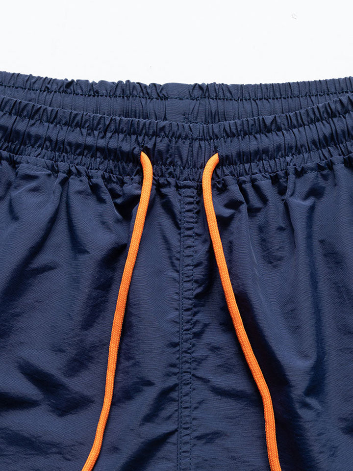 Hemd mit Palmenmuster und Shorts zum Schwimmen